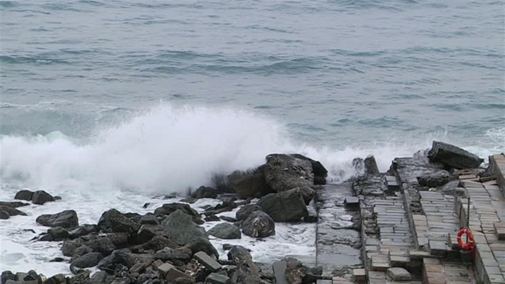 Allarme in mare per surfista, ma lui si era già messo in salvo