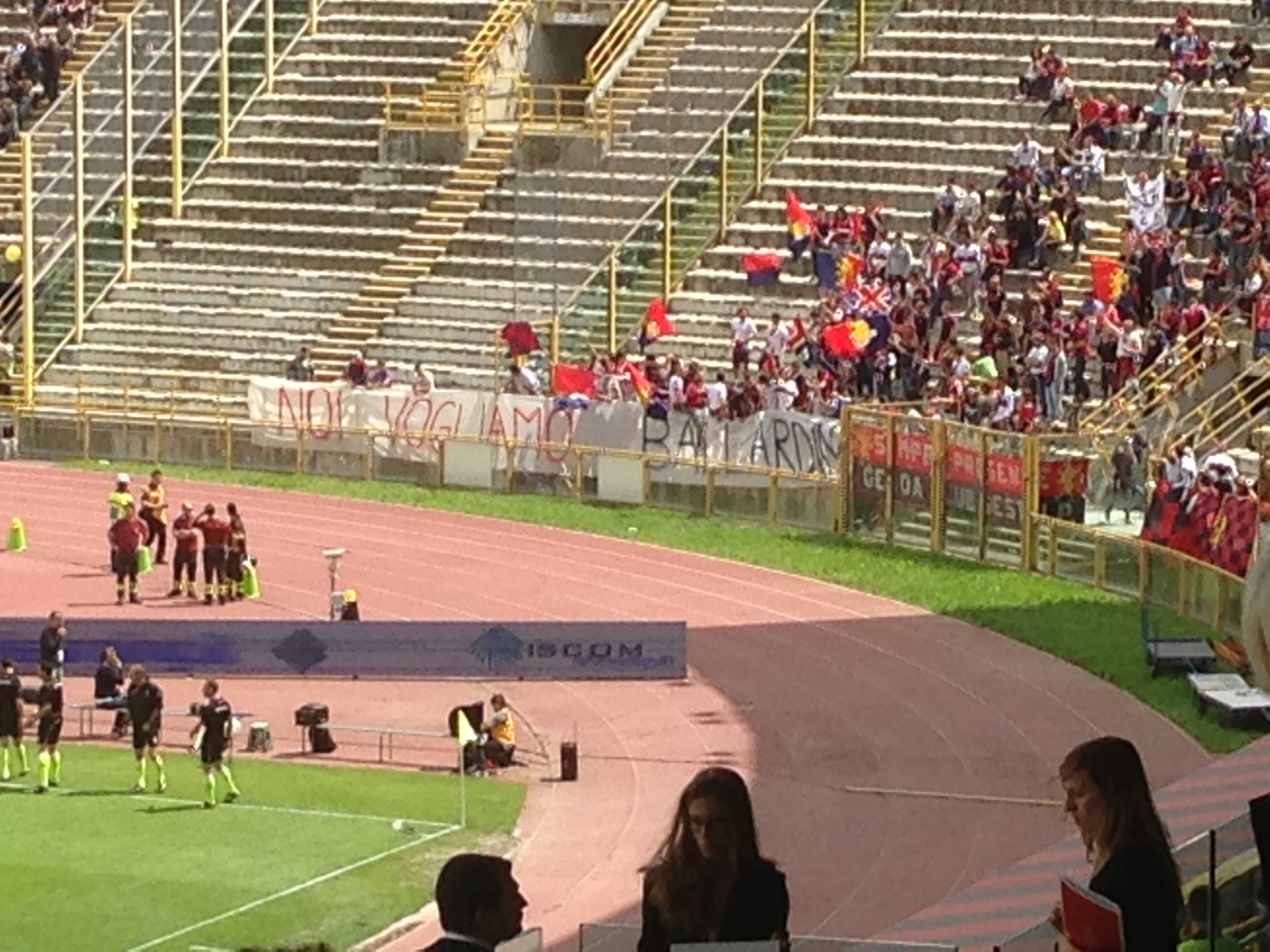 Genoa, striscione dei tifosi a Bologna: 