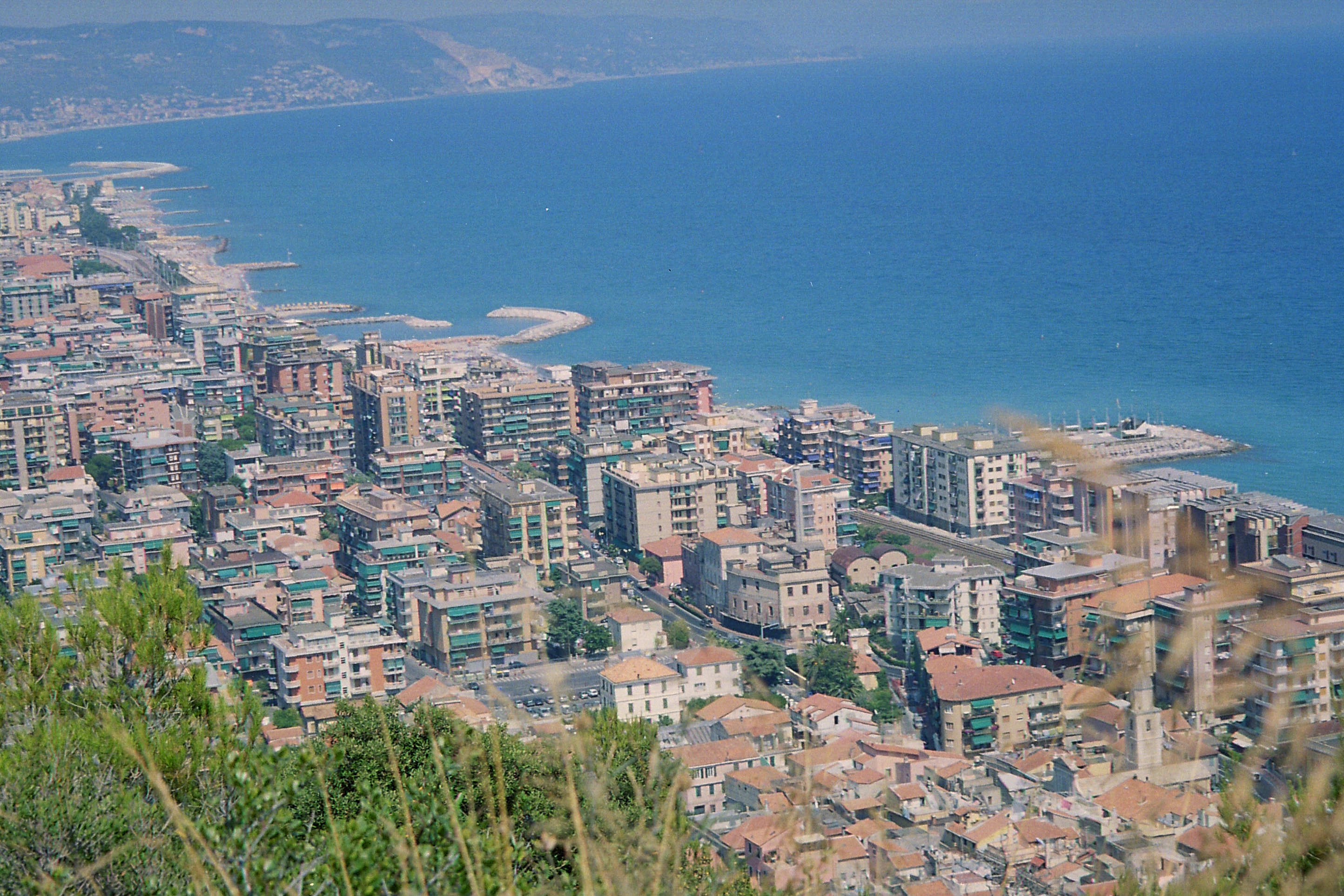 Atterraggio d'emergenza in spiaggia, l'elicottero diventa un'attrazione 