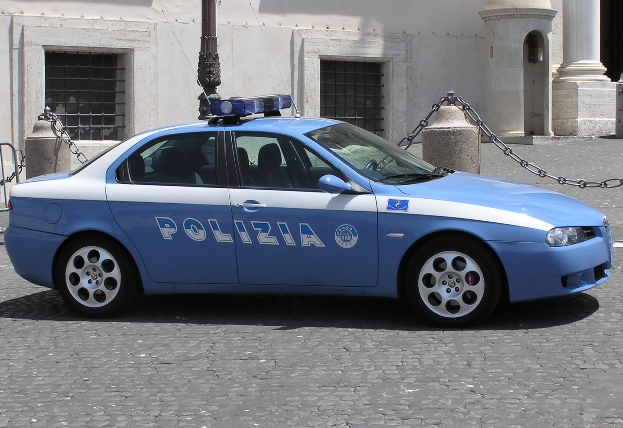 Trova i ladri in casa ad Albaro, urla e li mette in fuga