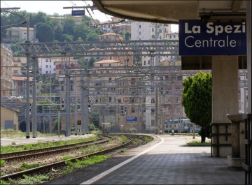 Si getta sotto un treno merci a 16 anni