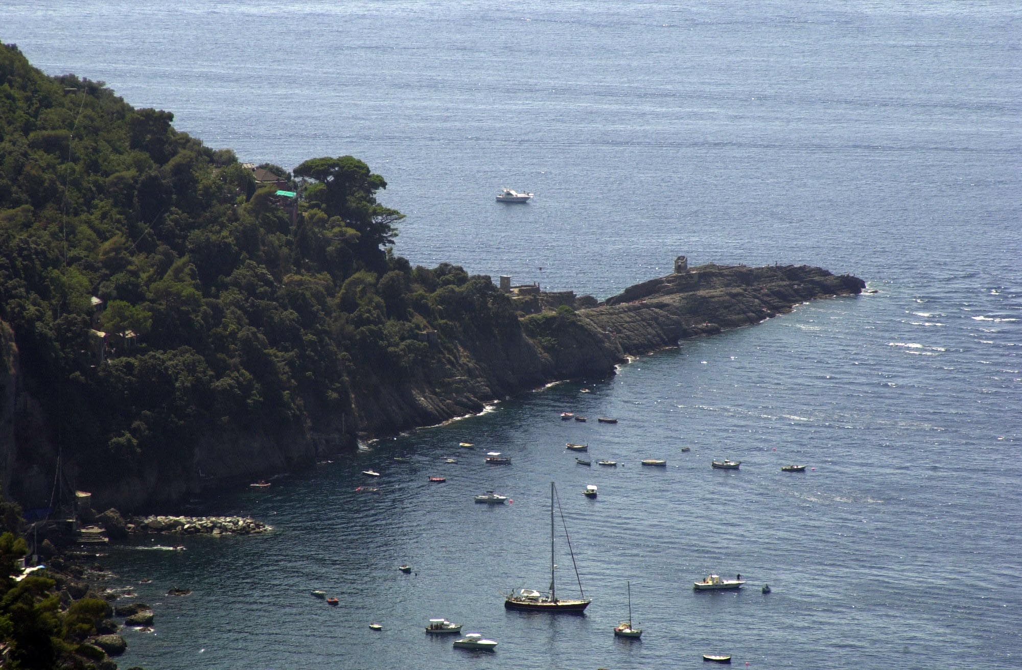 Donna cade in un dirupo a Punta Chiappa