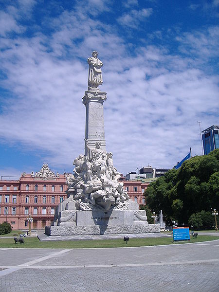 Tafferuglio in piazza contro chi vuole togliere la statua di Colombo 