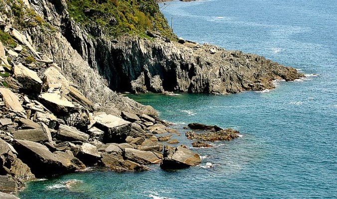 Tragedia a Vernazza, turista lombarda cade sugli scogli e muore