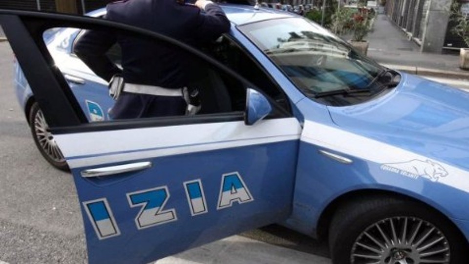 Alla guida senza patente, sperona auto della polizia