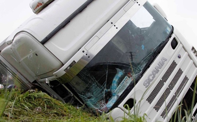 Incidenti, cede il manto stradale: camion precipit e muore il conducente