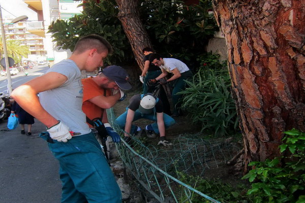 Sanremo, la città vecchia riscopre i suoi giardini. Volontari all'opera per ripulire le aree verdi