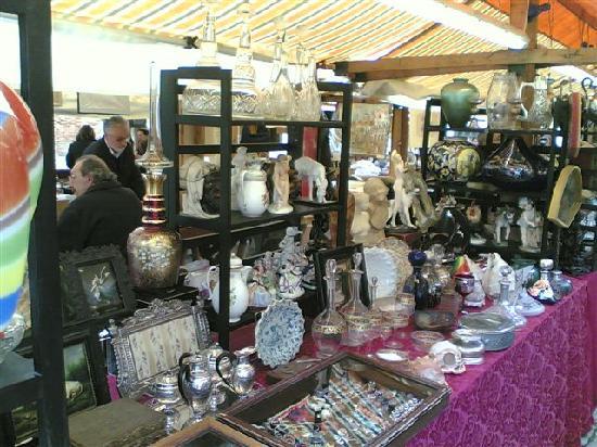 Nel weekend mercatino dell'antiquariato e artisti in strada