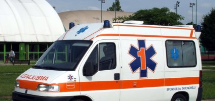 La compagna lo chiude in auto, lui  soffoca e chiama i soccorsi