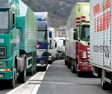 A7: Camion si ribalta tra Vignole Borbera e Isola del Cantone