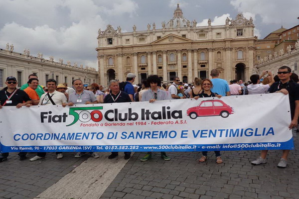 Le storiche Fiat 500 del coordinamento Sanremo Ventimiglia benedette dal Papa a Roma