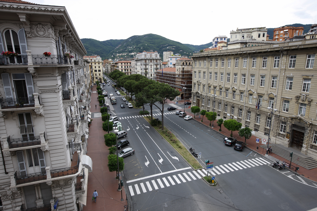 'Guerra' sulla nuova piazza alla Spezia, i cittadini bloccano i lavori 