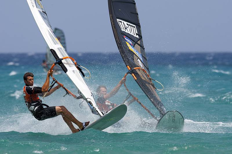 A Loano i giovani si avvicinano al windsurf