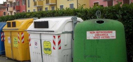 Protesta di alcuni lavoratori davanti al Comune per l'appalto Tradeco