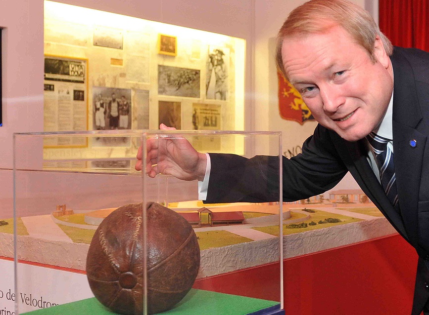 Al Museo del Genoa il pallone del primo campionato di calcio