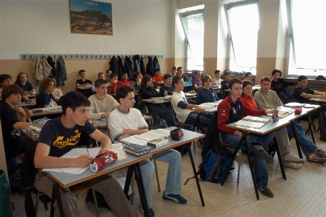 Scuola, posti di lavoro a rischio per gli istituti superiori 