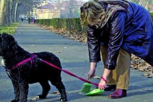 Pegli, la lotta alle deiezioni canine entra nei negozi