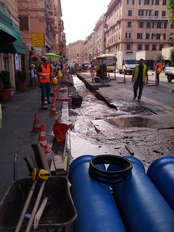 Guasto a un tubo in via Giacometti: acqua sporca dai rubinetti