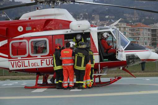 Auto investe pedone a Chiavari, presente l'elisoccorso