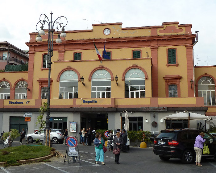 Clochard allontanati da stazione, scoppia la polemica 