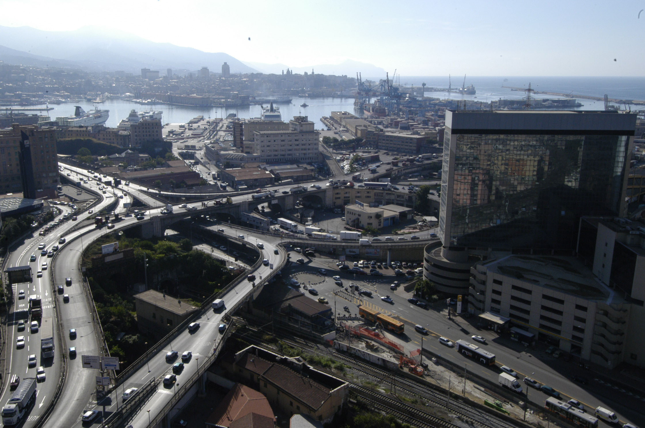 Controlli in porto, code nella zona dell'Elicoidale