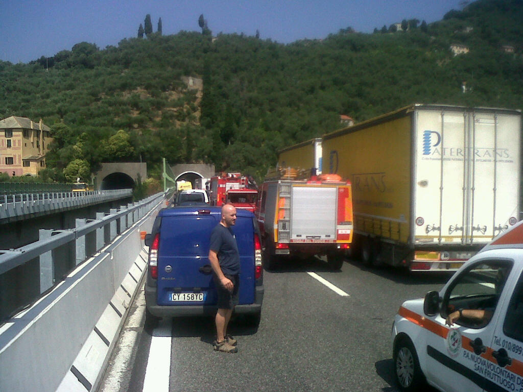 Incidente in A12, quattro le auto coinvolte: 5 km di coda