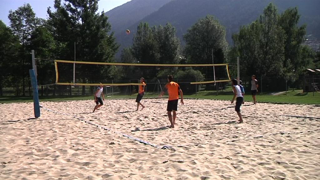 Genoa, Spinelli torchia i portieri sul campo di beach volley 