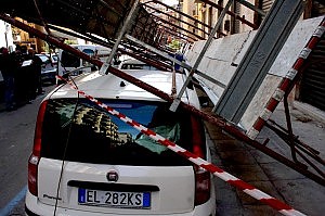 Crolla ponteggio di un palazzo, danneggiate auto e disagi alla viabilità