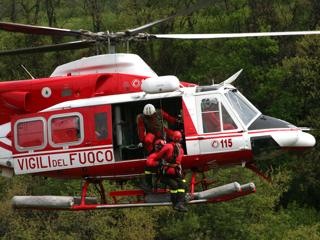 Uomo cade in dirupo, recuperato dall'elicottero