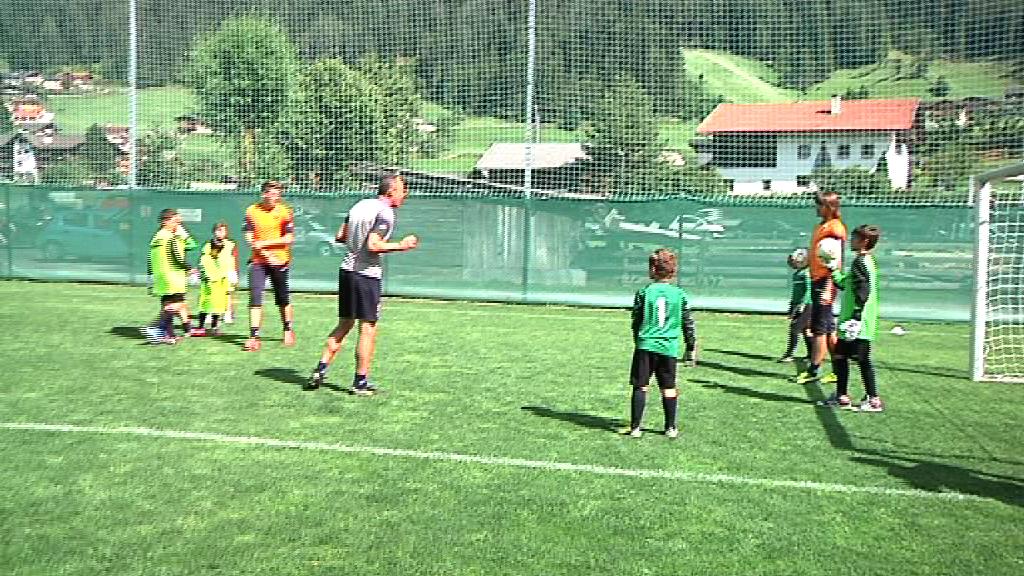 I baby portieri del Genoa Summer Camp a scuola...dai grandi 