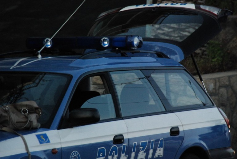 Rapinatore inseguito e arrestato nel centro di Genova