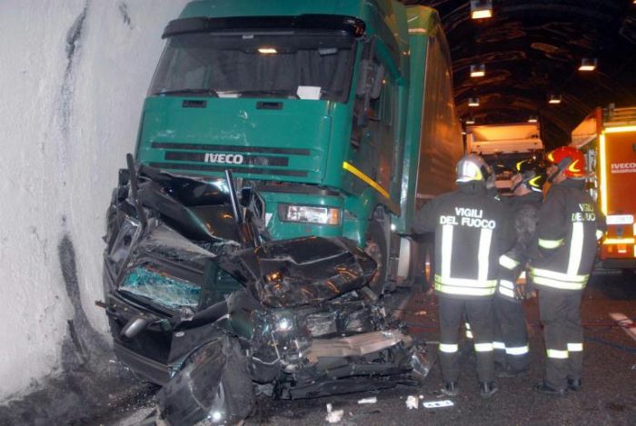 Scontro fra tir in galleria, autostrada A10 bloccata ad Albisola