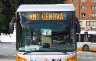 Distrugge il vetro di un bus dopo una lite: nei guai un ciclista