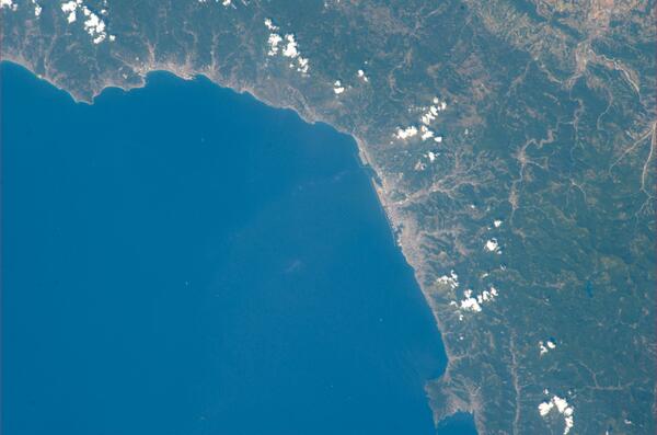 Genova vista dallo spazio: #volare il post Twitter di Parmitano