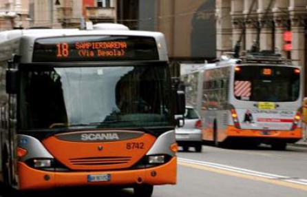 Bus con passeggeri a bordo prende fuoco, paura ma nessun ferito