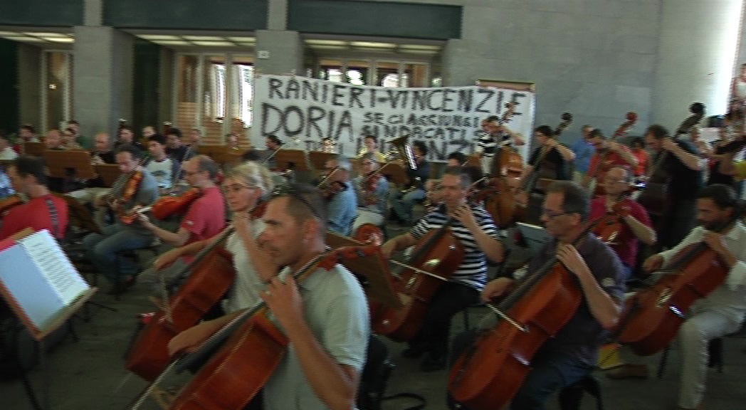 Carlo Felice, gli orchestrali suonano in piazza