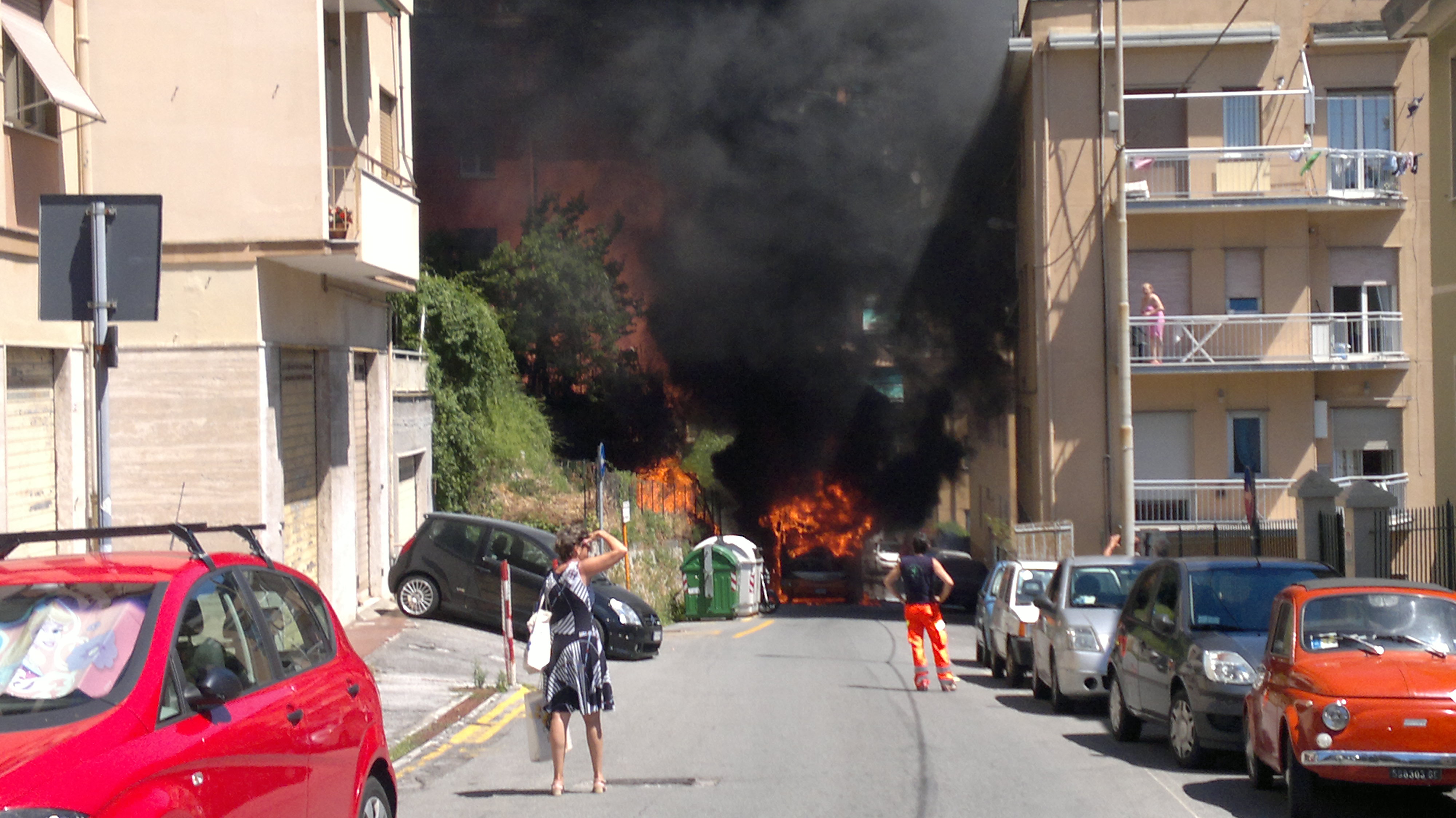 Fiamme sul bus in via Robino, paura ma nessun ferito