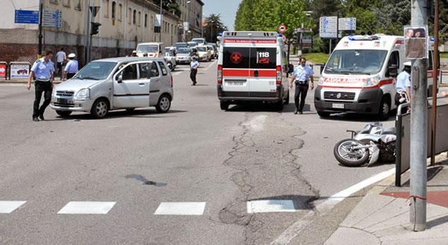 Auto contro moto, un ferito non grave