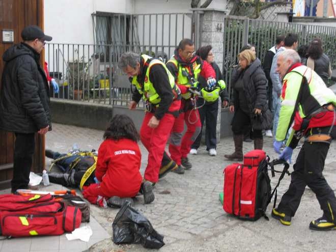 Moto finisce contro un cancello e lo divelle, due feriti non gravi