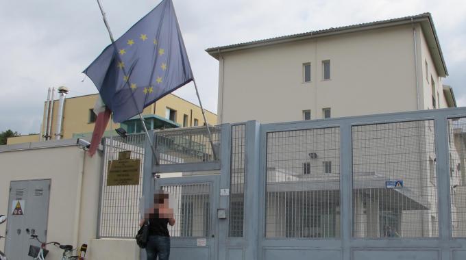 Detenuto aggredisce poliziotto in carcere