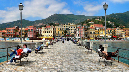 Ferragosto, le riviere di ponente e Genova fanno il pienone di turisti