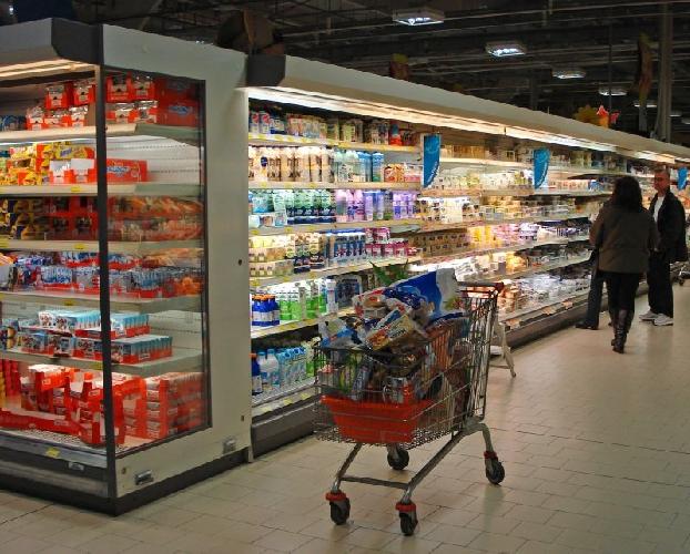 Estate, pochi in vacanza: i supermercati registrano il pieno