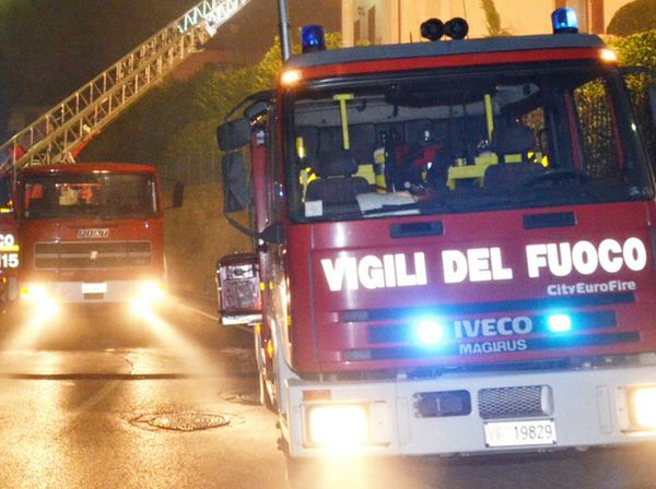 A fuoco ex campeggio nella notte, brucia roulotte: nessun ferito