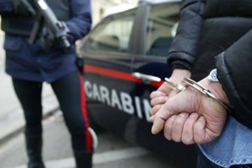 Maltratta la compagna, arrestato commerciante ad Albenga