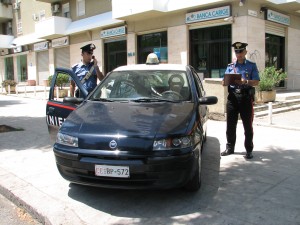 Badante si barrica in casa con anziana per evitare sfratto