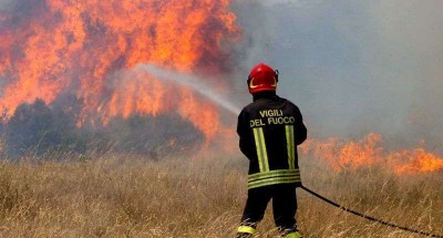 Fiamme vicino ad Autofiori, intervento dell'elicottero