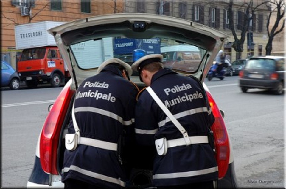 Vigile urbano travolto durante controllo in Via Gramsci