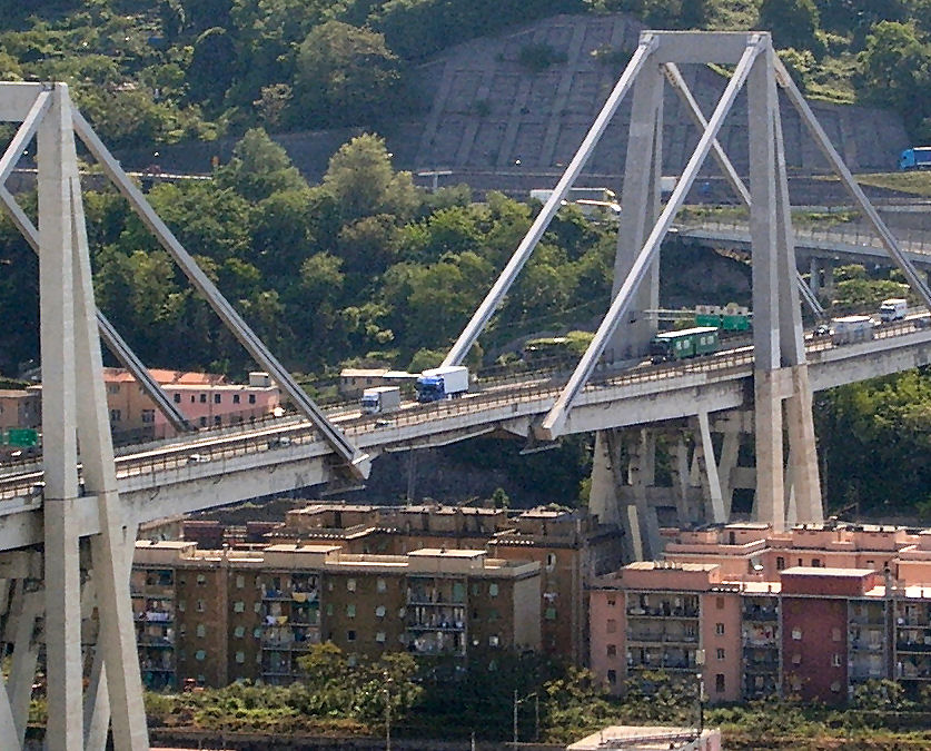 Veicolo in avaria: coda sul Ponte Polcevera