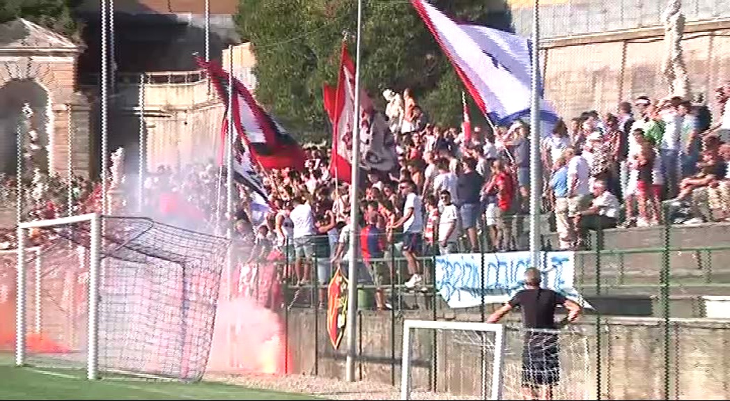 Circa quattrocento tifosi danno la carica al Genoa