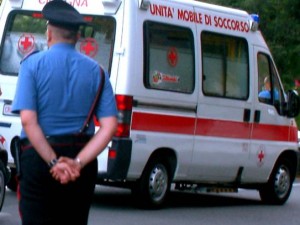 Tenta di portare via la nonna dall'ospedale, arrestato per insulti